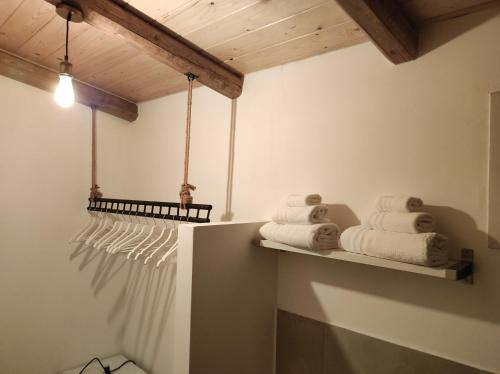a room with three towels on a shelf at santa potenza in Felline