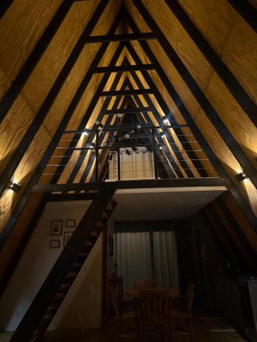 a room with a roof with wooden beams at Chalé Aurora - Sebollas - Paraíba do Sul in Paraíba do Sul