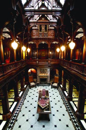 クルーにあるCrewe Hall Hotel & Spa - Cheshireのテーブル付きの部屋の上面からの眺め