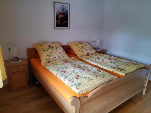 two twin beds in a room with at Ferienwohnung Renate in Siegsdorf