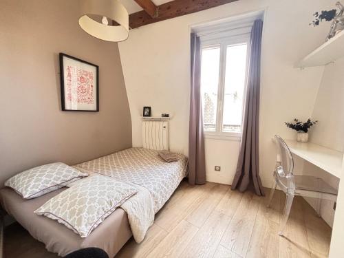 Sublime appartement refait à neuf en dernier étage baigné de lumière avec une très belle hauteur sous plafond 2 chambres en plein centre de Paris