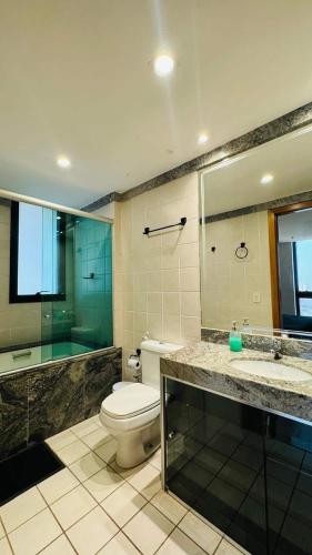 a bathroom with a toilet and a sink and a shower at Promoção - Flat em Brasília in Brasília