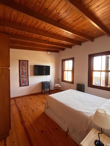a bedroom with a bed and a flat screen tv at Tranquilidad en Bragado in Bragado