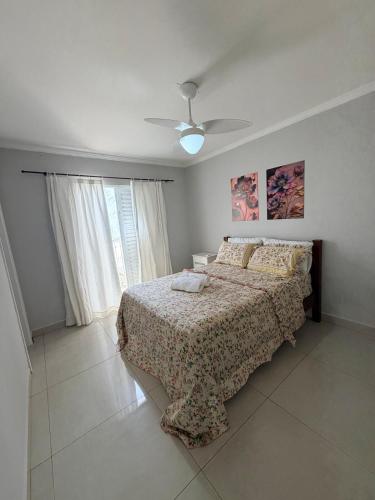 a bedroom with a bed and a ceiling fan at Casa Maestro Tristão in Franca