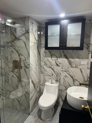 a bathroom with a toilet and a sink at Bloque 9y10 in Caracas