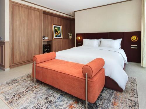 a bedroom with a large bed and a couch at Brada Collection Vendôme in Guadalajara