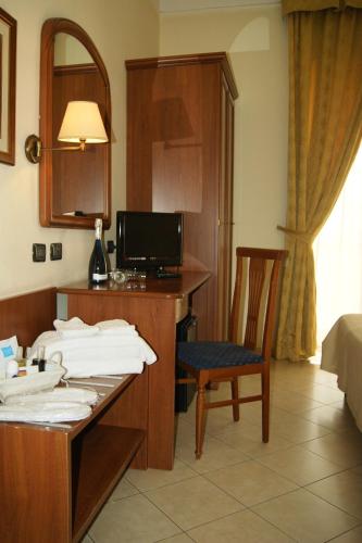 マリリアーノにあるHotel Elioのデスク、パソコン、椅子が備わる客室です。