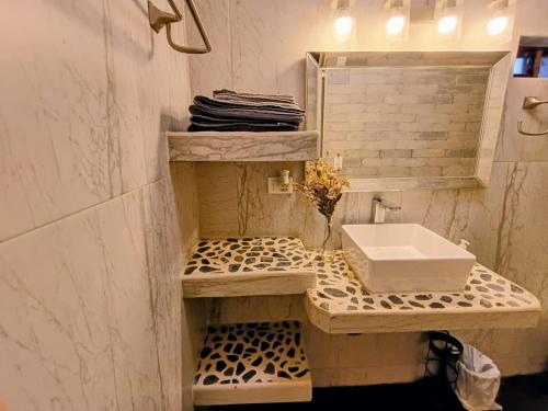 a bathroom with a sink and a tiled floor at Casa Kanaph Reynosa 1 in Reynosa
