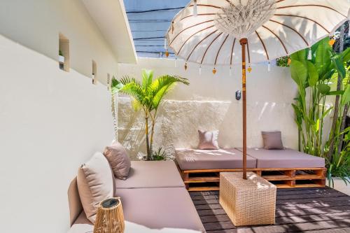 O zonă de relaxare la Family friendly 3BR Poolvilla Central Seminyak Mayyah