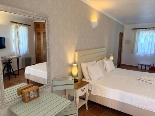 Studio with pool and Meia Praia beach access