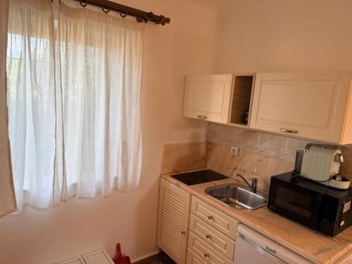 Studio with pool and Meia Praia beach access