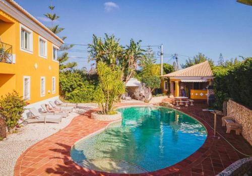 Studio with pool and Meia Praia beach access