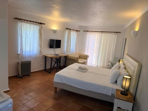 Studio with pool and Meia Praia beach access