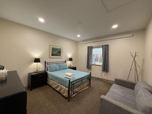 a bedroom with a bed and a couch at Inn the Clouds Hostel & Inn in Leadville