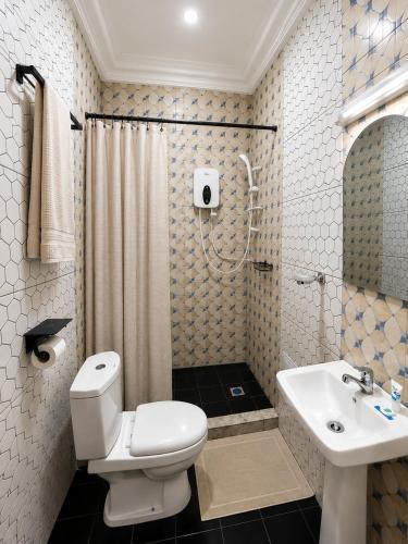 a bathroom with a toilet and a sink and a shower at Résidence Tango - Appartements Meublés - 4 types in Bafoussam