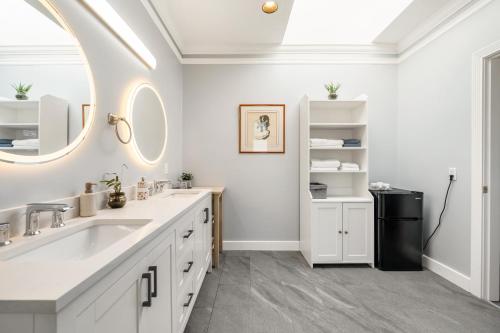 un bagno con un lavandino e un frigorifero nero di Amy Guesthouse a Richmond