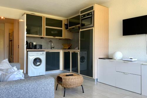 a living room with a washer and a washing machine at Le Studio de la Lagune studio cabine proche de la plage in Le Grau-du-Roi