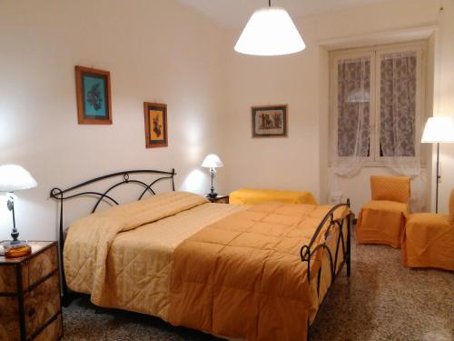 una camera con un letto e due sedie arancioni di Il Vostro Comfort a Roma