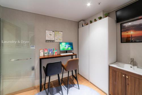 a bathroom with a desk and two chairs at LAHA Boutique DDP Dongdaemun in Seoul