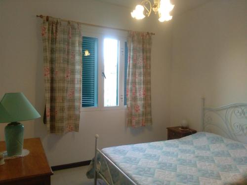 1 dormitorio con cama y ventana en Casa Mansa en Porto Santo
