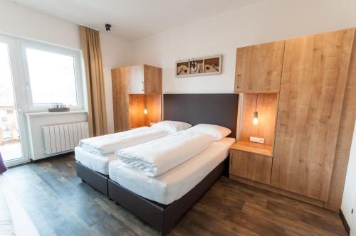 Ein Bett oder Betten in einem Zimmer der Unterkunft Pension Max SUMMERCARD INCLUDED