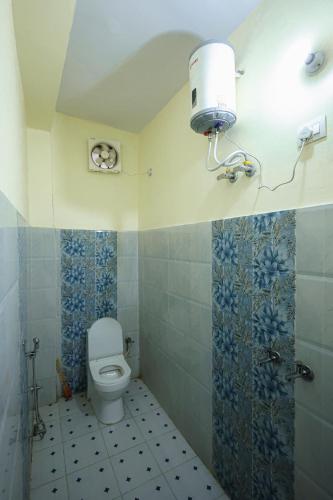 a small bathroom with a toilet and a light at Green Valley Hotel - Srinagar in Srīnagar