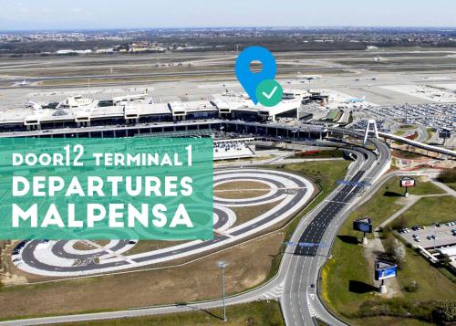 una vista aérea de un aeropuerto con un cartel que diga Doolin Terminal sale mal en Resting Pods - -ZZZleepandGo MXP Airport en Ferno