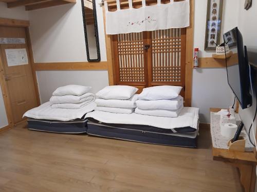 เตียงในห้องที่ Jungdam