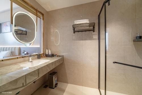 a bathroom with a sink and a shower at Solaya Hotel in Tài Xá