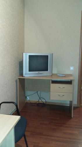 Televízia a/alebo spoločenská miestnosť v ubytovaní Hotel Yuvileyny