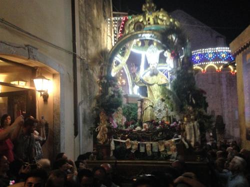 a crowd of people standing in front of a shrine at Bed & Breakfast StudioArcodia- in San Marco dʼAlunzio