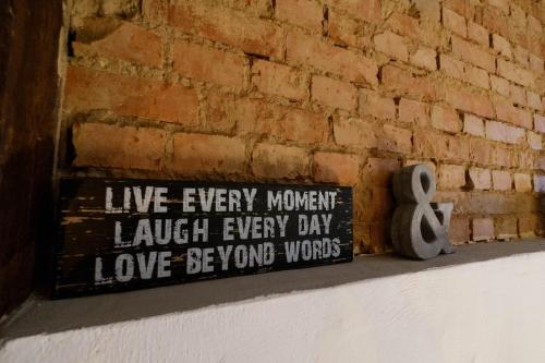 a sign sitting on a shelf next to a brick wall at Apartment Bleibe in Besigheim
