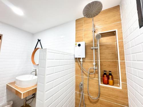 a bathroom with a shower and a sink at K2 Pool Villa Khaoyai in Ban Sap Setthi