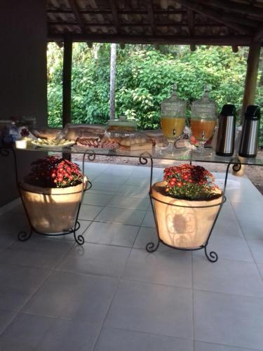 un tavolo con buffet di cibo e fiori di Vila Noah Pousada a Parati