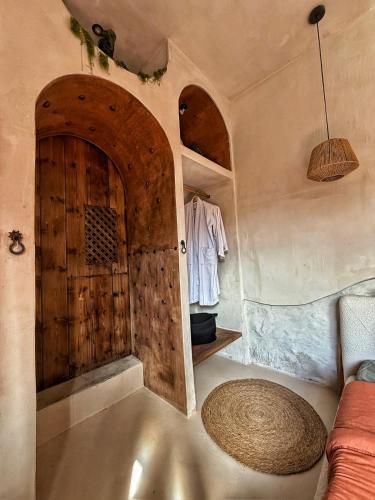 a room with a large wooden door in a house at Casa Amor in Fretin
