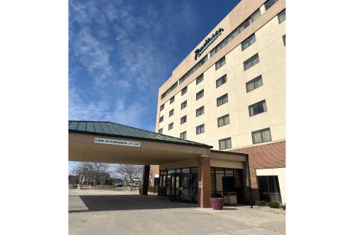 a hotel building with a sign on the front of it at Radisson Hotel Cedar Rapids in Cedar Rapids