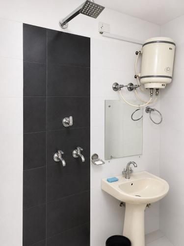 a bathroom with a sink and a mirror at Hotel Rajmahal in Ajmer