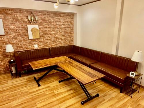 Bridge Stay Tengachaya - Hotel Quality, Direct to Kansai Airport , 6-min Walk from Midosuji , Sakaisuji Lines , Sleeps 11 Guests