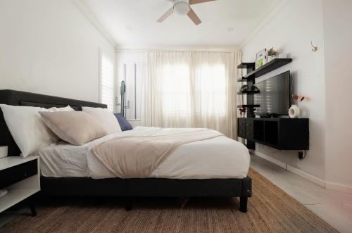 a bedroom with a bed and a ceiling fan at Midnight Modern in San Jose