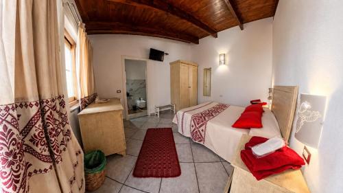 a bedroom with a bed with red pillows on it at L'ALGA in Càbras