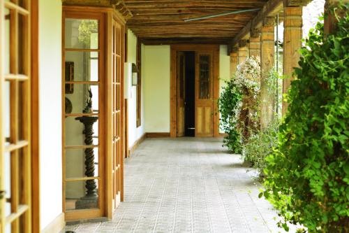 an empty hallway of a house with wooden doors at Cruz de Triana in Rancagua