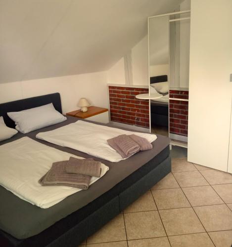 a bed with two towels on it in a room at Fischstübchen Neeberg Apt 2 – Meerjungfrau in Krummin
