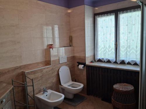 a bathroom with a toilet and a sink at Dai Barèta in Dare