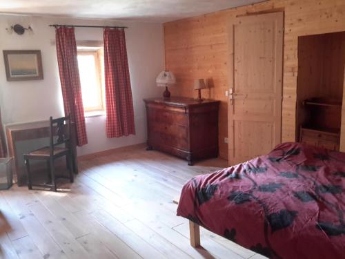 a bedroom with a bed and a dresser and a window at Casa Arnera in Andon