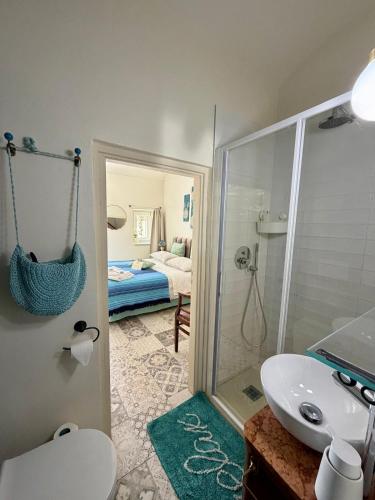 un bagno con lavandino, doccia e WC di La Vite è Bella a Govone