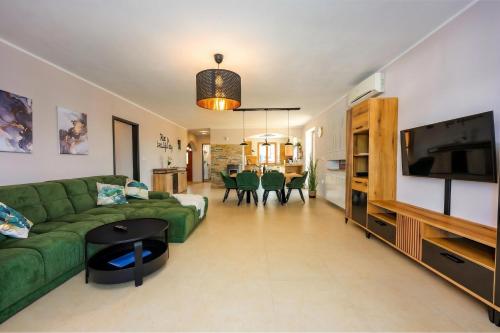 Spacious Apartment Double D - Happy Rentals