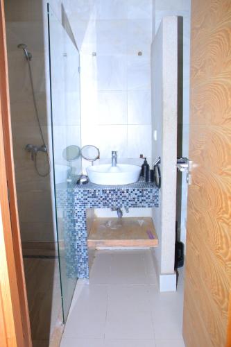 a bathroom with a sink and a shower at Paradise évasion Bord de Mer avec Piscine in Pont Blondin