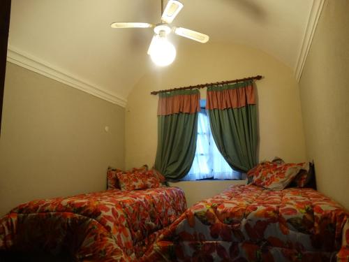 1 dormitorio con 2 camas y ventana en Como en Casa en Eugenio Bustos