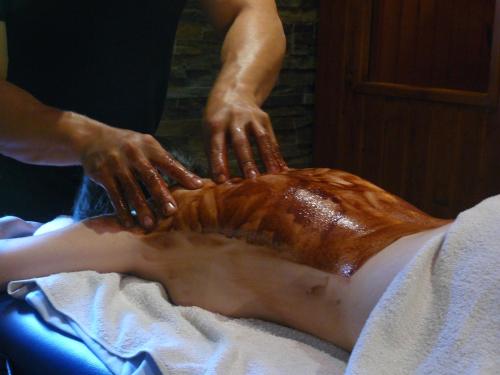 una persona recibiendo un masaje en una persona de vuelta en Casa Rural y Spa El Huerto del Abuelo, en Almiruete