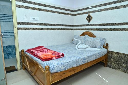 a small bed in a room with a mirror at Gitanjali Lodge in Rāmagiri Udayagiri